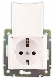 Розетка В Рамку  Одинарная С Заземлением+Крышка Белый IP20 16А 250В VALENA Legrand