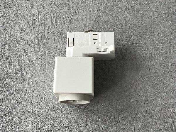 Розетка 4TRA  Одинарная С Заземлением Белый IP20 6А 250В Трековая с Предохранителем Svetlon