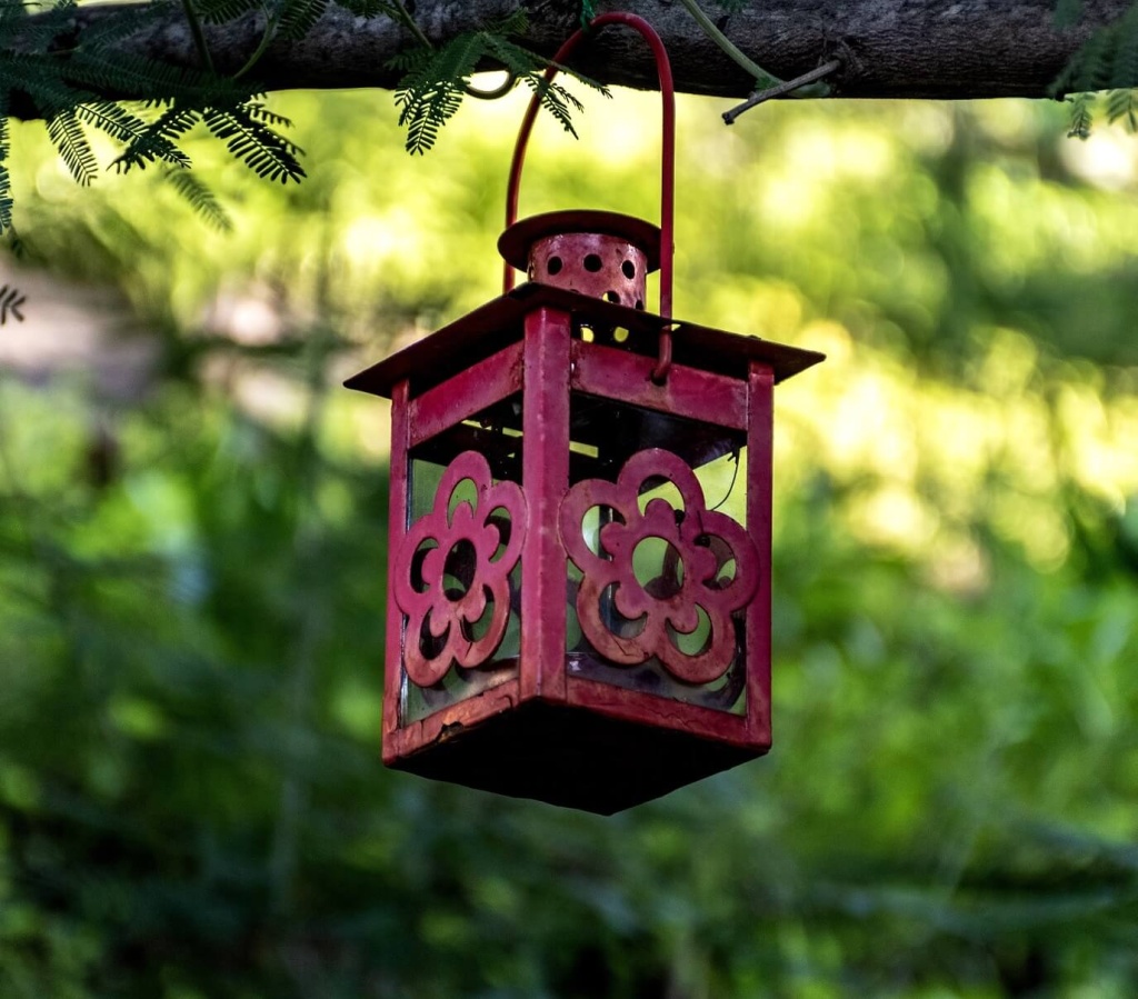 hanging-lantern-3854449_1920.jpg