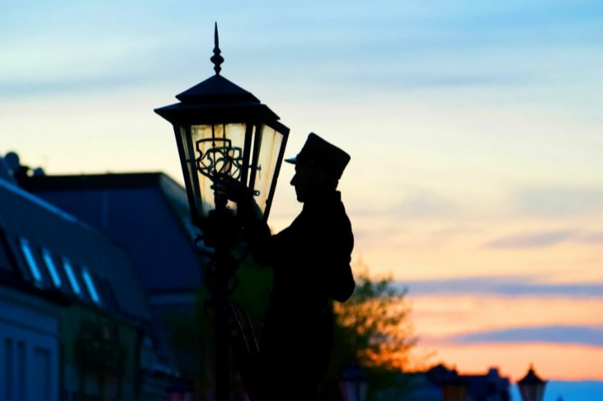 fonarshchik-na-ulice.jpg fonarshchik-na-ulice.jpg