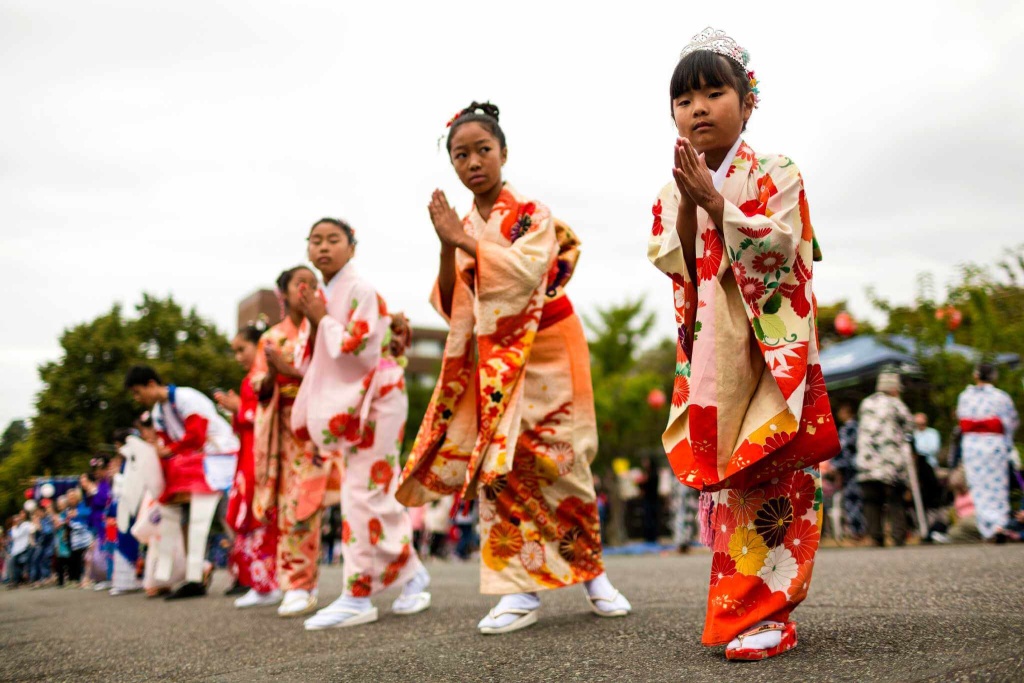 yaponskij-tanec-na-obon.jpg yaponskij-tanec-na-obon.jpg