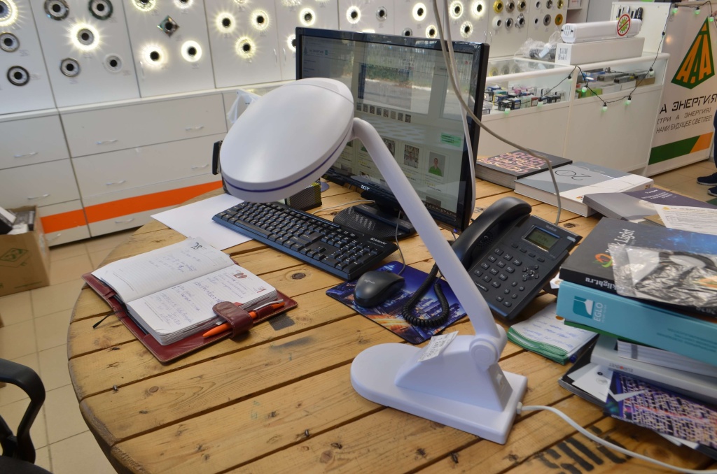 Nastolnaja-lampa-led.jpg